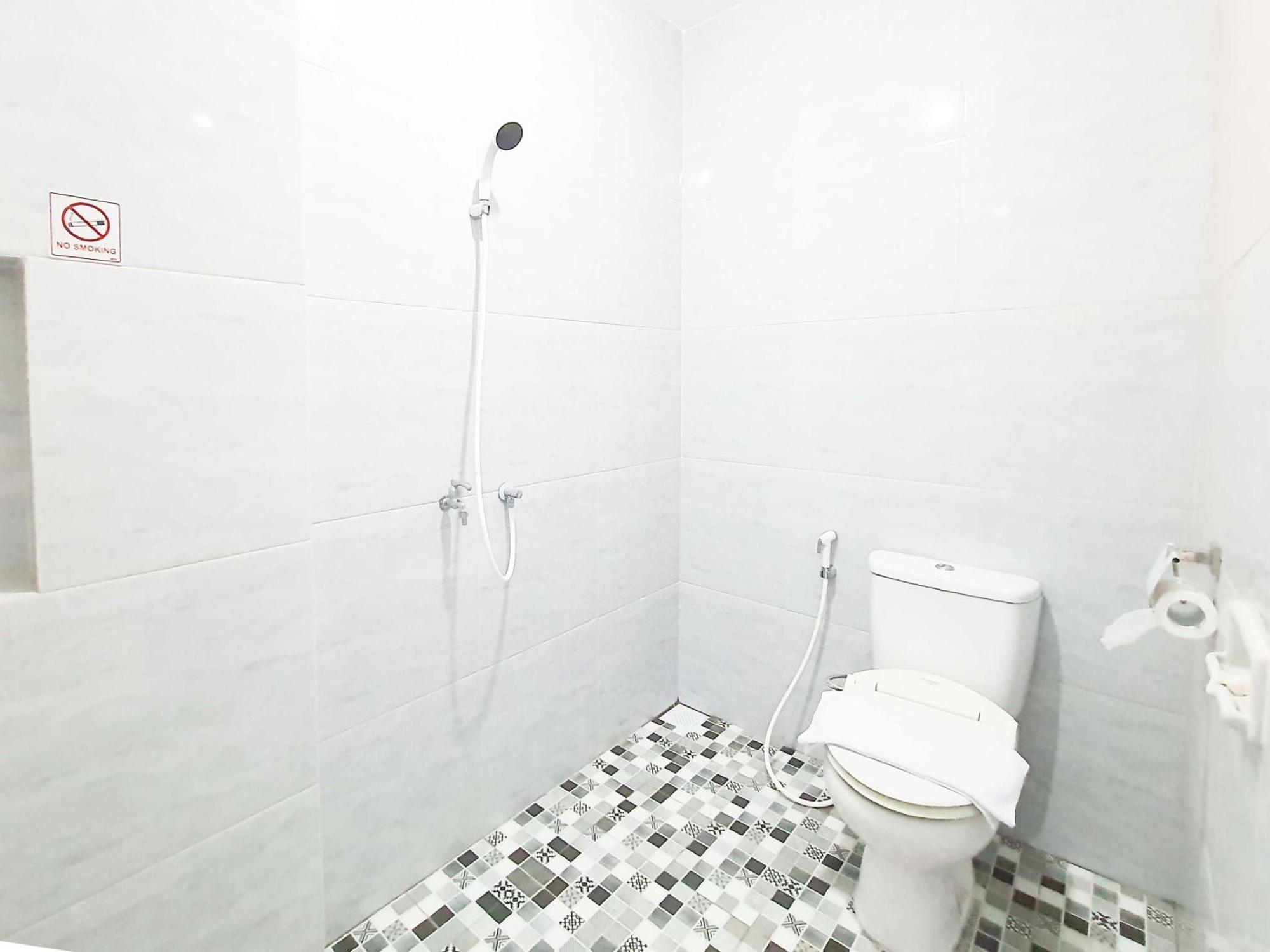 ホテル Reddoorz Syariah At Jalan Godean Ngabean エクステリア 写真