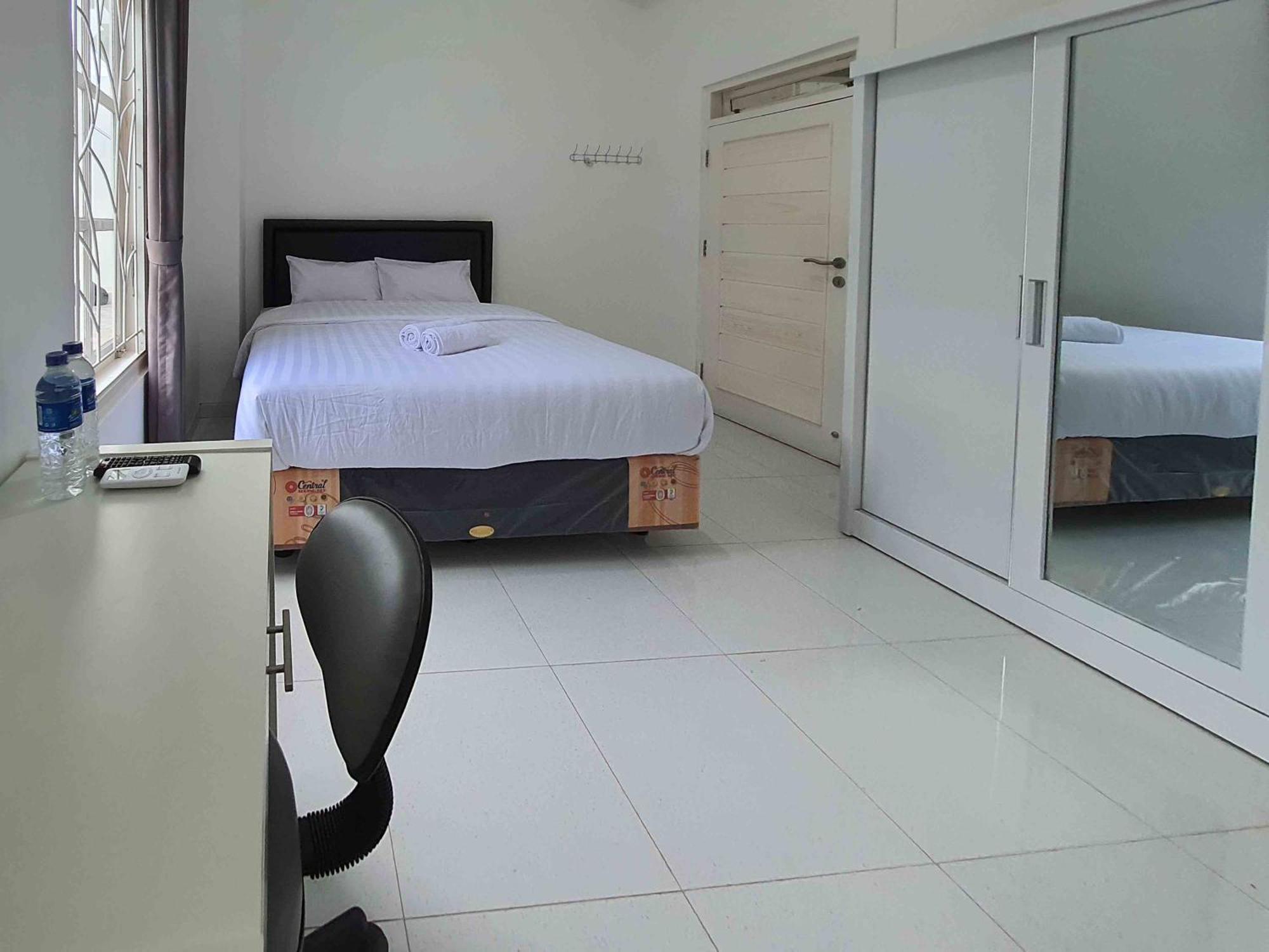 ホテル Reddoorz Syariah At Jalan Godean Ngabean エクステリア 写真