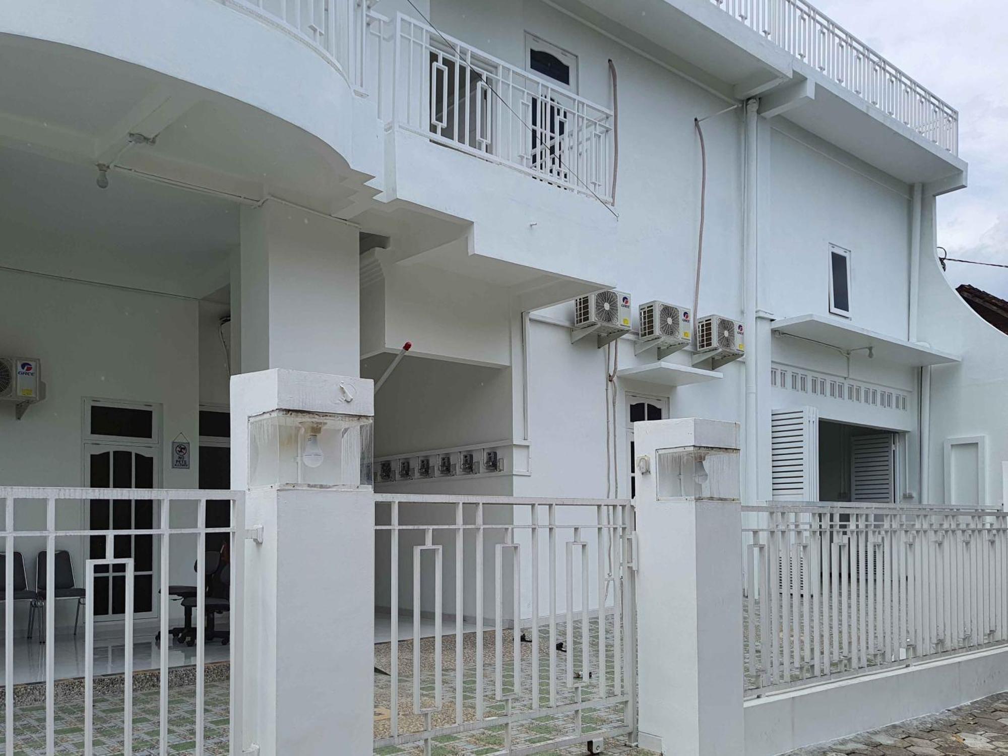 ホテル Reddoorz Syariah At Jalan Godean Ngabean エクステリア 写真