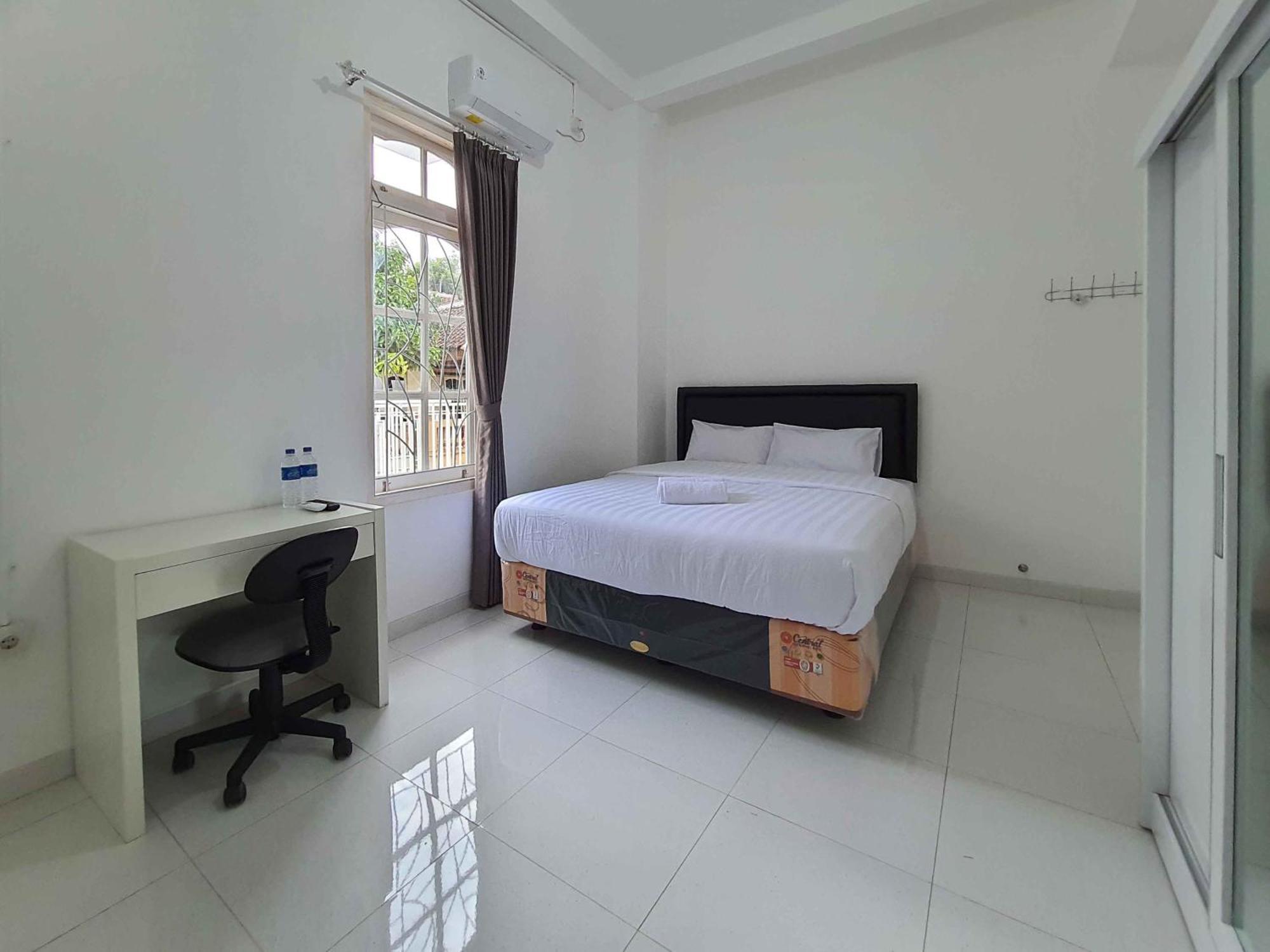 ホテル Reddoorz Syariah At Jalan Godean Ngabean エクステリア 写真