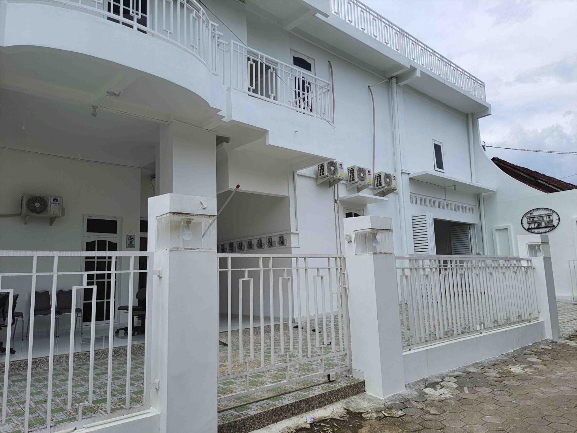 ホテル Reddoorz Syariah At Jalan Godean Ngabean エクステリア 写真